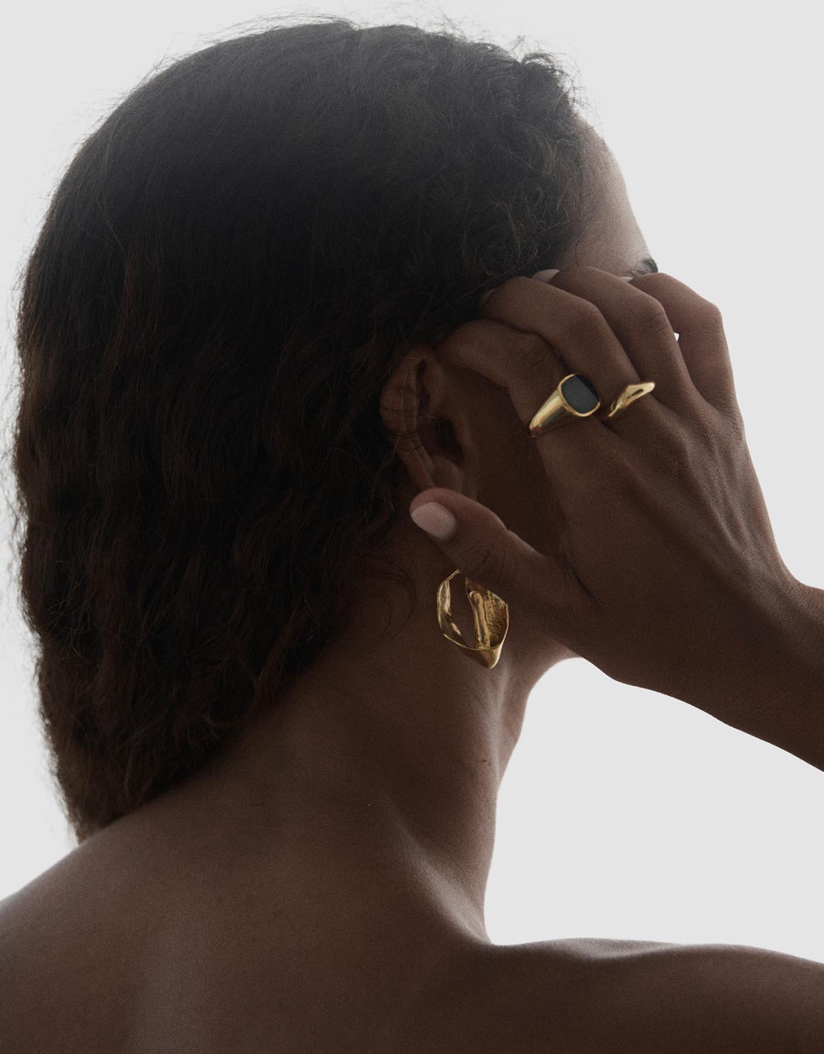 material:gold;
