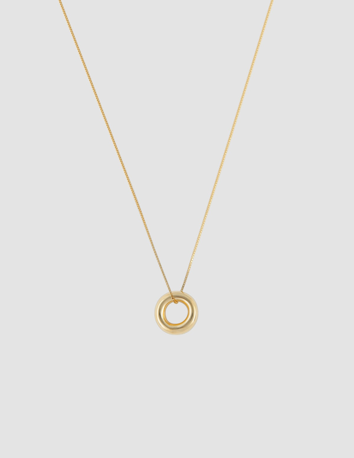 material:gold; add-on:simple-necklace; add-on:donut-add-on;